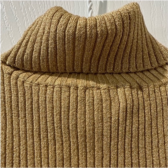 Cable & Gauge Metallic Gold Turtleneck
Sleeveless Sweater. NWOT - Picture 6 of 6